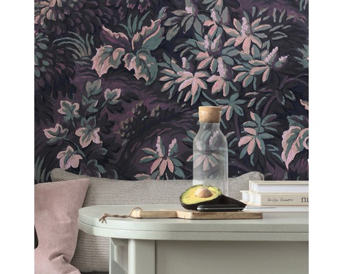 Scenă cu tapet floral, masă cu băutură, avocado și perne