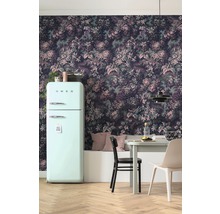 Vedere a camerei cu tapet floral, masă de sufragerie și frigider