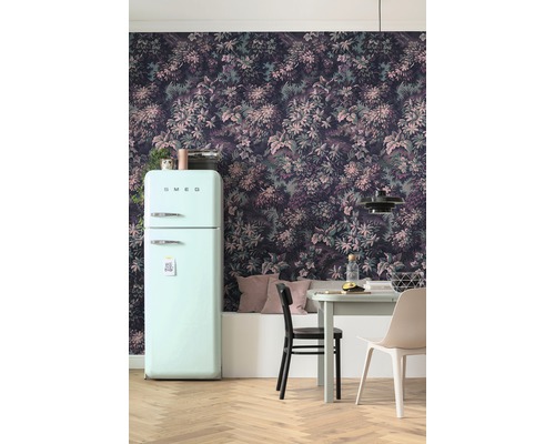 Vedere a camerei cu tapet floral, masă de sufragerie și frigider