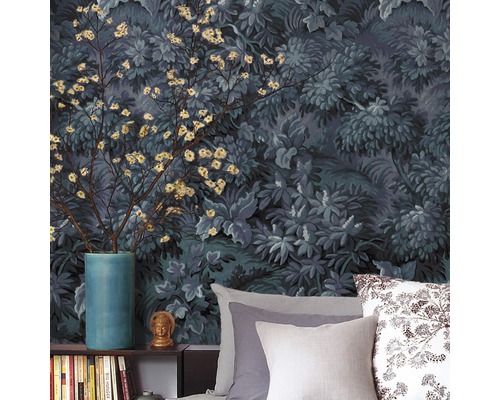 Tapetă cu model floral în dormitor cu vază albastră