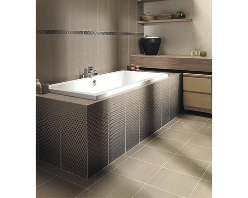 Baie cu cadă, podea cu gresie și mobilier din lemn pentru o atmosferă luminoasă și spațioasă