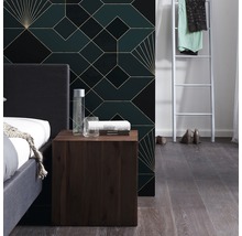 Dormitor cu pat, noptieră și tapet geometric