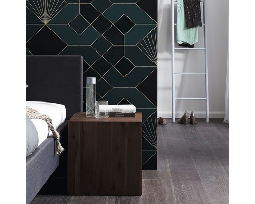 Dormitor cu pat, noptieră și tapet geometric