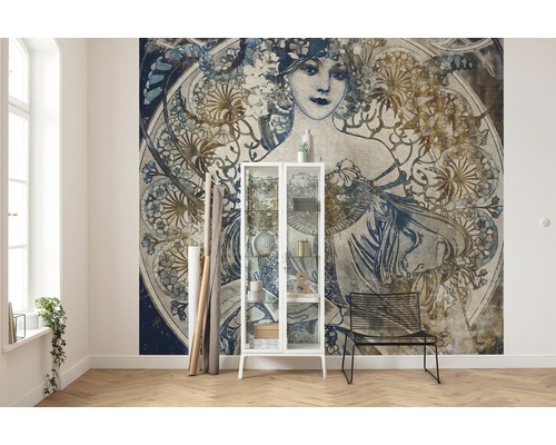 Cameră cu fototapet în stil art nouveau, dulap de sticlă și scaun