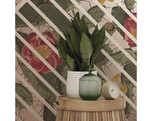 Aranjament decorativ cu plantă de interior în ghiveci și tapet cu model