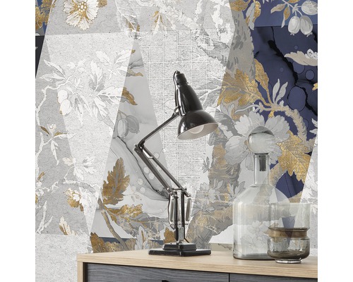 Perete decorativ cu model floral, lampă de birou și sticlă de sticlă pentru design interior