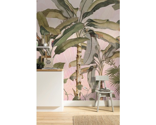 Imagine cu o cameră cu tapet floral, blat de bucătărie și scaun