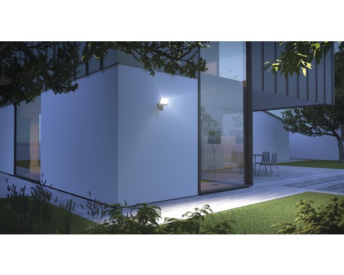 Exteriorul unei case moderne cu reflector LED pe fațadă