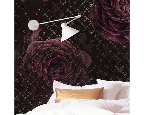 Dormitor cu tapet cu model de trandafiri, pat și lampă