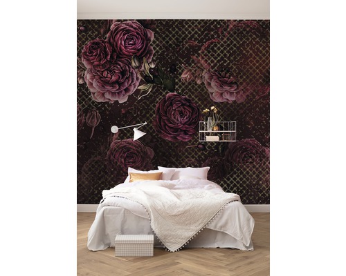 Dormitor cu pat dublu în fața unui fototapet cu model floral de trandafiri