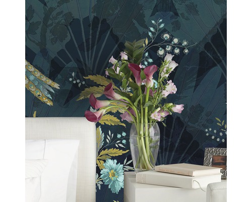 Cameră decorativă cu tapet cu model, flori într-o vază și noptieră