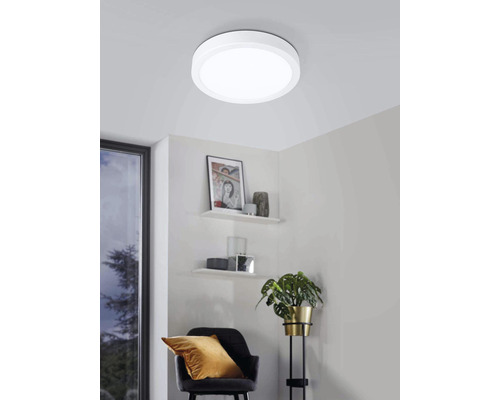 Lumină de plafon rotundă în camera de zi