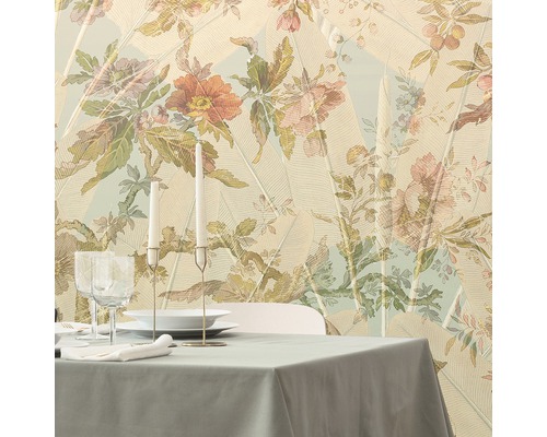 Masa de sufragerie aranjată în fața unui tapet floral cu motive de frunze.