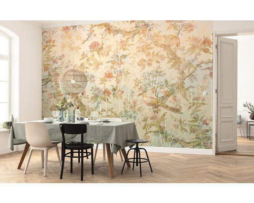 Sufragerie cu masă, scaune și tapet floral