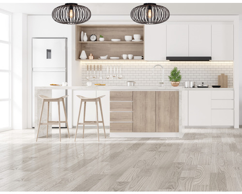 Bucătărie luminoasă cu insulă de gătit, scaune de bar și două lumini suspendate