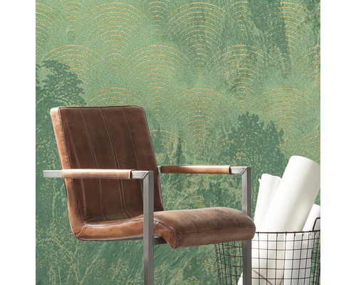 Vedere a camerei cu tapet verde, fotoliu maro și coș de hârtie