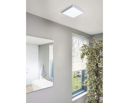 Baie modernă cu plafonieră pătrată și oglindă