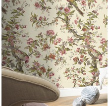 Tapet cu model floral și motive cu păsări pentru un design decorativ al pereților.