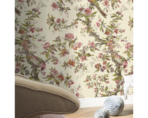 Tapet cu model floral și motive cu păsări pentru un design decorativ al pereților.