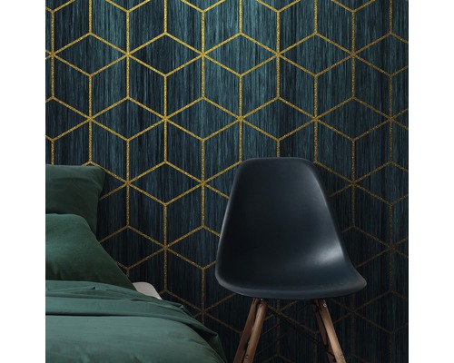 Scenă dintr-un dormitor cu un pat, un scaun și tapet cu un model geometric de cuburi