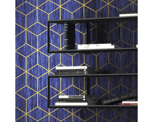 Raft cu cărți în fața unui perete cu tapet geometric