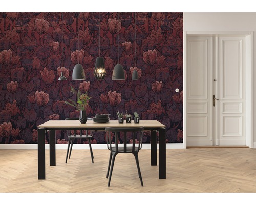 Sufragerie cu masă, scaune, lămpi suspendate și tapet floral