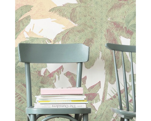 Perete decorativ cu motiv de palmier și două scaune