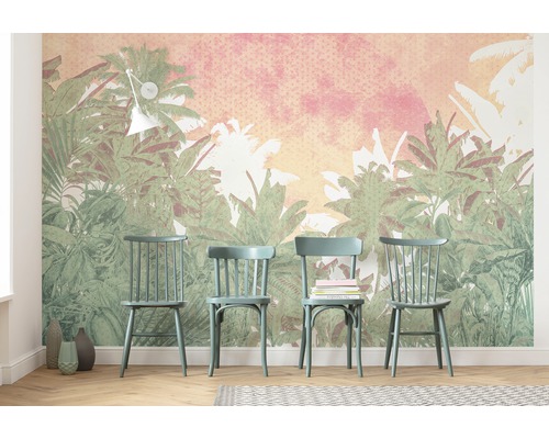 Cameră de zi cu tapet de junglă și patru scaune