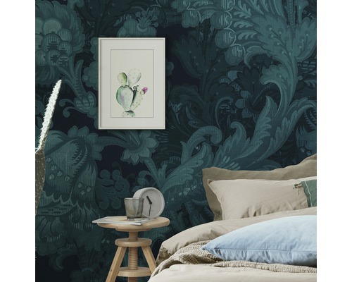 Dormitor decorativ cu tapet cu model, pat și măsuță laterală