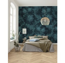 Dormitor cu tapet floral, pat și podea din lemn cu model herringbone
