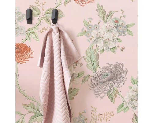 Perete cu tapet floral, prosop pe cârlig