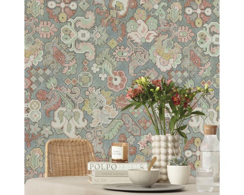 Tapetă cu model cu decor de masă și scaun