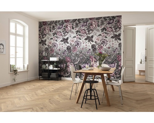 Cameră luminoasă cu masă de sufragerie și tapet floral