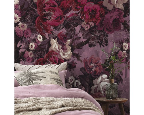 Dormitor cu tapet floral, pat și noptieră