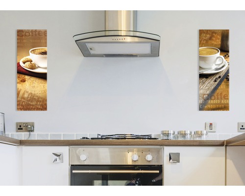 Scenă de bucătărie cu hotă și două picturi murale cu o temă de cafea