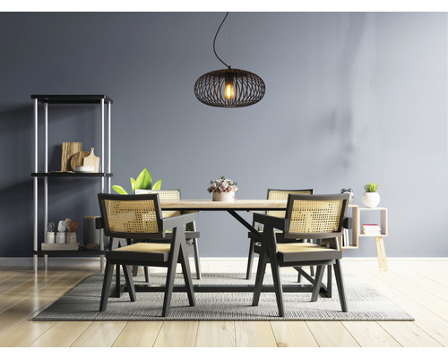 Sală de mese cu masă din lemn, scaune din ratan și lampă suspendată decorativă