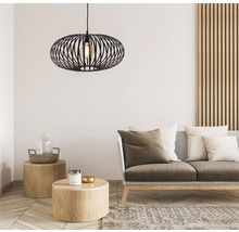 Cameră de zi cu canapea, măsuțe laterale și o lampă suspendată neagră cu design modern