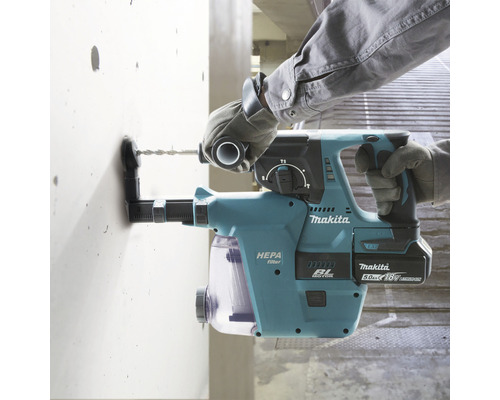 Ciocan rotopercutor cu acumulator Makita care găurește un perete