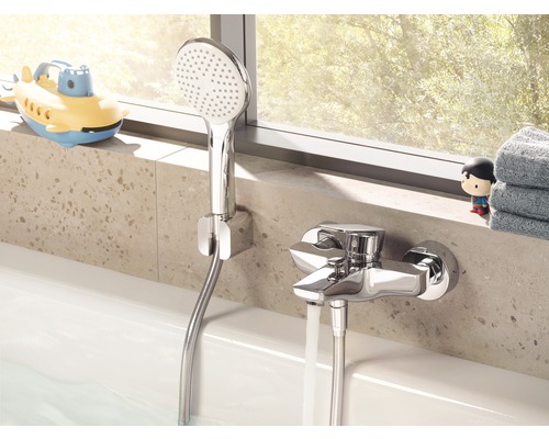 Scenă cu cadă, robinet, cap de duș și jucării