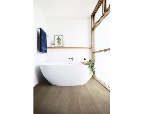 Baie luminoasă cu cadă freestanding, raft din lemn și podea din lemn