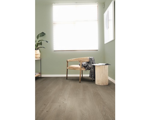 Cameră luminoasă cu podea din lemn, scaun și fereastră