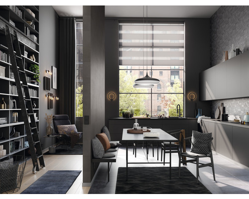 Cameră de zi cu bibliotecă, zonă de relaxare și chicinetă cu masă de dining