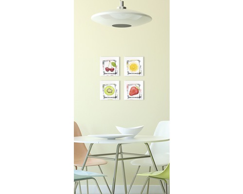 Sufragerie cu masă, scaune și decorațiuni de perete cu motive de fructe