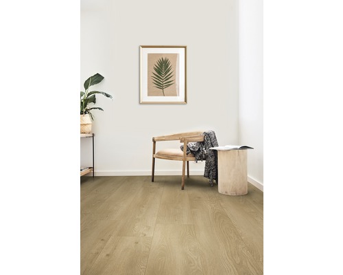 Interior cu podea din lemn deschis la culoare, scaun și decor