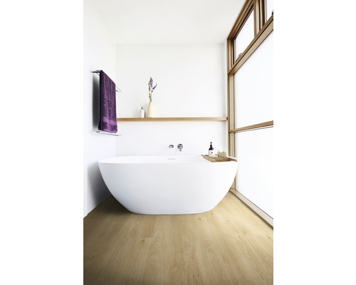 Baie luminoasă cu cadă freestanding, raft din lemn și podea din lemn