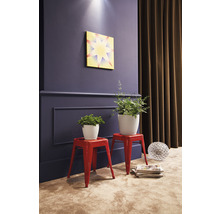 Cameră de zi cu tablou, plante în ghivece pe scaune, reviste și glob decorativ