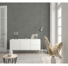 Living cu tapet structurat gri, dulap alb și elemente decorative