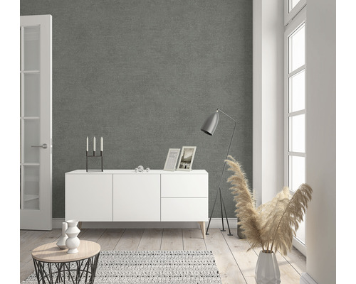 Living cu tapet structurat gri, dulap alb și elemente decorative