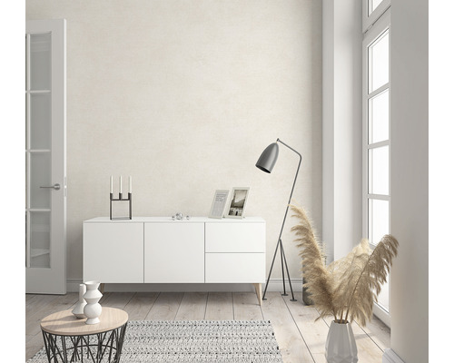 Living cu bufet alb, lampadar, covor și decorațiuni