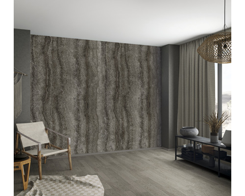 Living modern cu panouri de perete cu aspect de piatră, fotoliu și decorațiuni